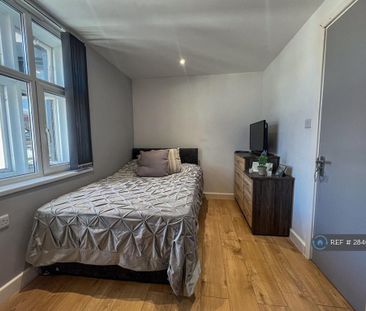 1 bedroom in a flat share to rent - Photo 5