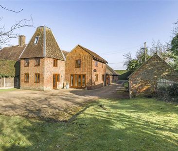 A character Oast house set in a rural location with charming countr... - Photo 3