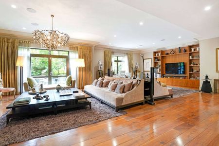 An exceptional 3 bedroom apartment set within an exclusive residential development - Photo 2