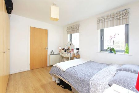 2 bedroom flat in Balham High Road - Photo 3