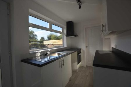 2 bedroom semi-detached house to rent - Photo 5