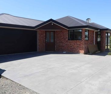 Stylish & Convenient 3 Bedroom Home Close to Town - Photo 5