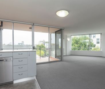 Sophisticated and Stylish Two Bedroom Apartment - Photo 6