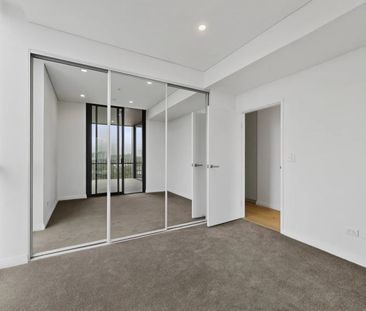 Seamless & Vibrant Brand-New Contemporary Apartment with Skyline News - Photo 4