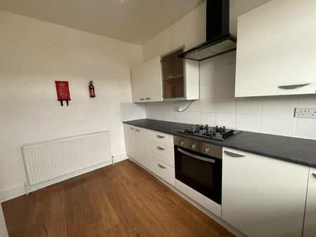 Two bedroom First Floor flat off romford road -£1800 pcm - Photo 3
