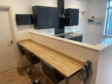 1 bedroom in a house share to rent - Photo 3