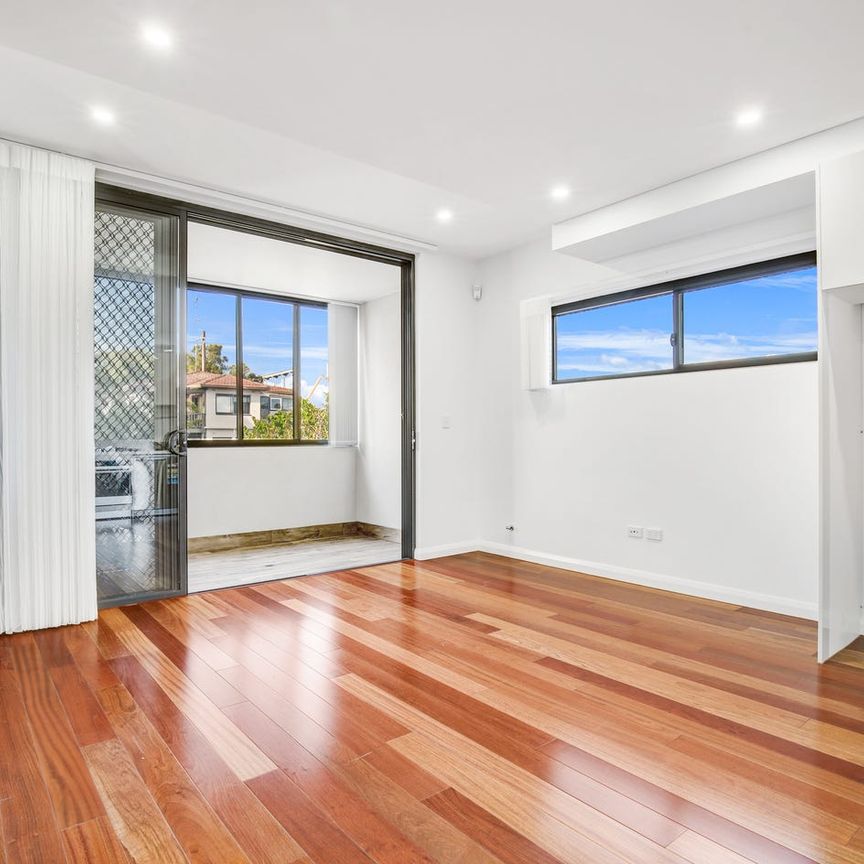 Ultra Modern, Dual Level, Over-Sized, Centrally Located, Sun Filled, Designer Luxury One Bedroom Apartment Plus Winter Garden And Rooftop Terrace - Photo 1