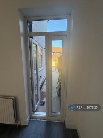 4 bedroom terraced house to rent - Photo 5
