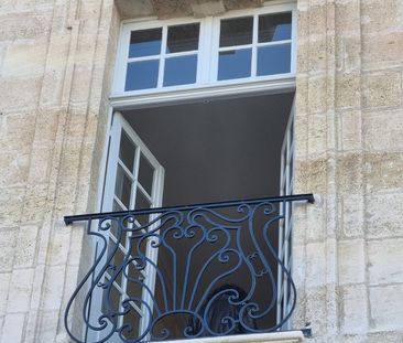 Superbe T1 de prestige avec vue sur les Quais - Photo 5