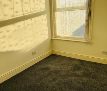 3 bedroom flat to rent - Photo 3