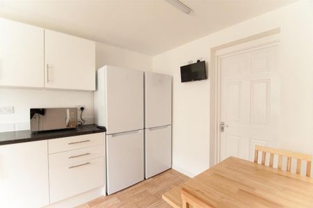 1 bedroom in a house share to rent - Photo 4