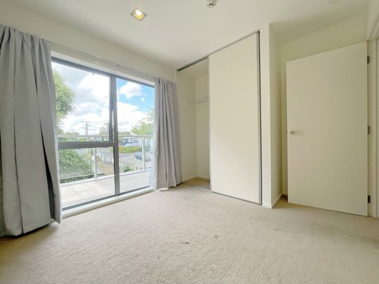 Spacious 2 bedroom apartment next to St Lukes mall - Photo 1