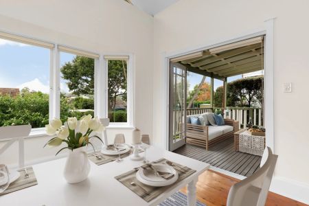 Beautifully renovated family haven with lush gardens - Photo 4