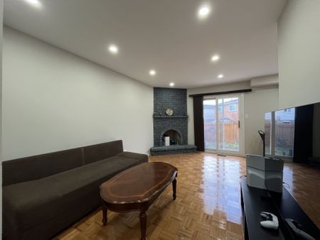 For Lease - 4327 Burnaby Court, Mississauga, Ontario - Photo 2