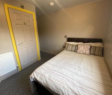 1 bedroom in a house share to rent - Photo 3