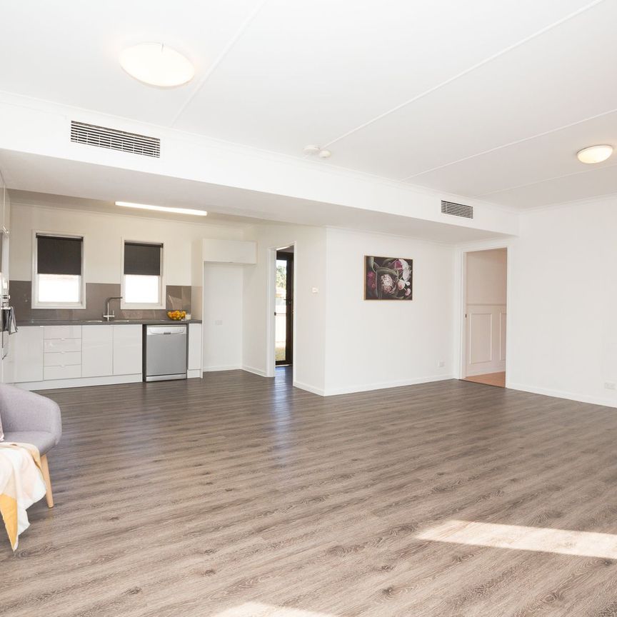 TASTEFULLY RENOVATED 3x1 - Spacious + Pool - Photo 1