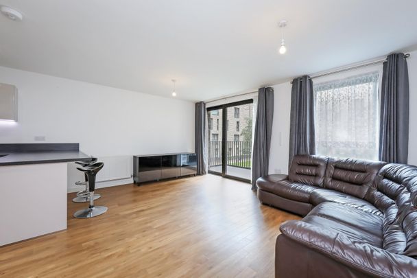 Flat to Rent: Kingfisher Heights, Bramwell Way, London, E16 - Photo 1