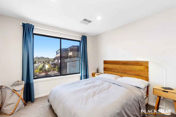 BRIGHT & SUNNY THREE BEDROOM IN 'THE RESERVE' - Photo 1