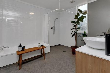 Character, charm and conveniently located - Photo 5