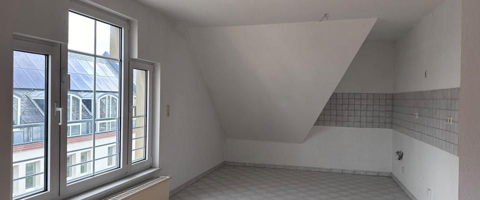 Licht & Raum unterm Dach – charmante 2-Raum-Wohnung mit offener Küche in Glauchau - Foto 1