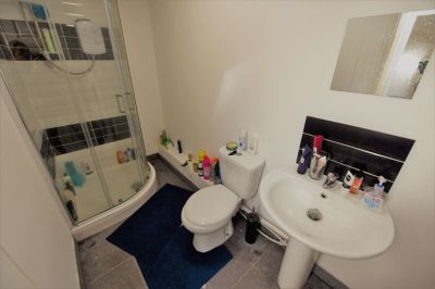 2 bedroom Flat in Flat 2, Leeds - Photo 2