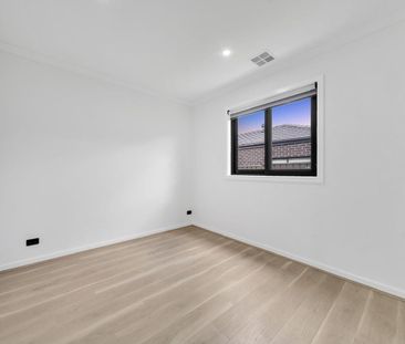 Stunning Custom-Built Home with Space, Style & Premium Comfort - Photo 5