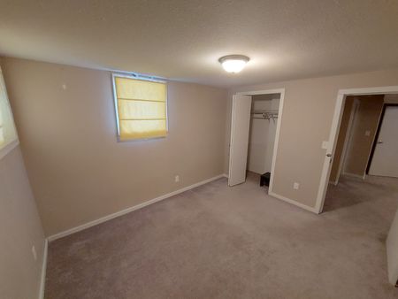 Free Rent !! Cozy 2 Bedroom. 1 Bathroom Basement Suite. - Photo 4