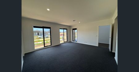 Stunning Designer Home in Deanside’s Sought-After Kingsford Estate! - Photo 5