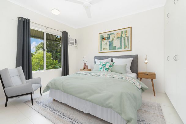 Unfurnished apartment overlooking the botanical Gardens! - Photo 1