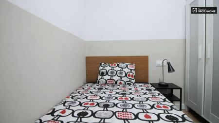 Modern room for rent in 6-bedroom apartment in El Raval - Foto 4