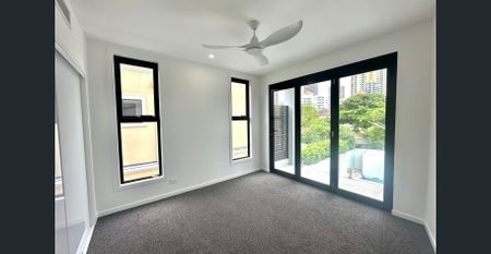 Luxurious Three-Storey Brand-New Villa in Exclusive Budds Beach - Photo 3