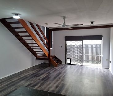 Modern two bedroom townhouse, swimming pool in the complex - Photo 4