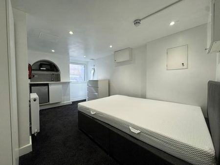 1 bedroom in a house share to rent - Photo 2