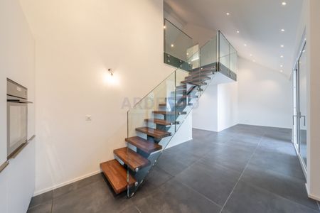 Elegance, comfort and superb condition combined! - Photo 2