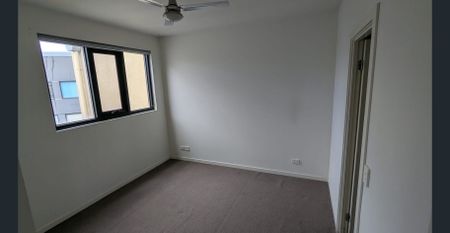 Modern & Spacious 2-Bed, 2-Bath Apartment with Secure Parking - Photo 2