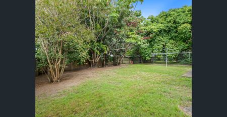 COMFORT, SPACE AND A HUGE ENTERTAINING DECK IN THE HEART OF MOOROOKA - Photo 2