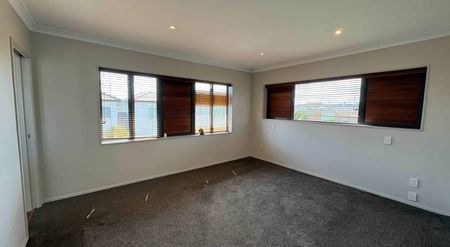 Short-Term Opportunity! Spacious 4-Bed Home in... - Photo 2