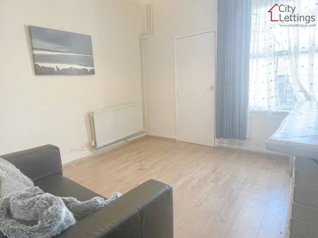 2 Bedroom Mid Terraced House - Photo 2