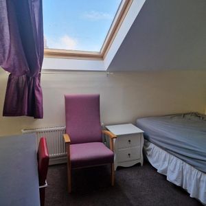 6 bedroom flat to rent - Photo 2