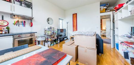 Spacious modern one bed with access to a communal garden - Photo 2