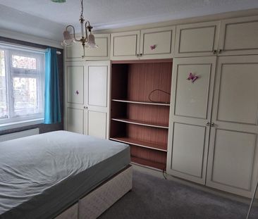 3 Bed Semi-Detached House, Layfield Road, NW4 - Photo 2