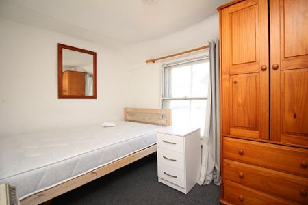 4 bedroom link detached house to rent - Photo 4