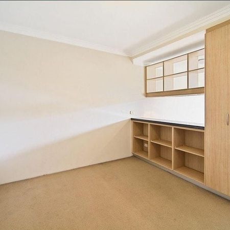 Contemporary Studio Apartment in the Heart of Neutral Bay - Photo 4