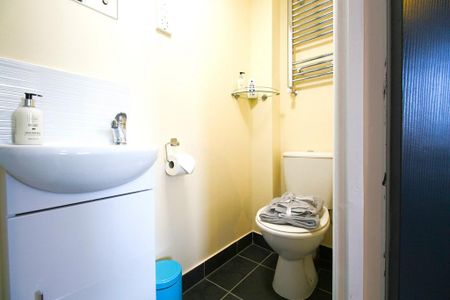 1 bedroom in a house share to rent - Photo 3