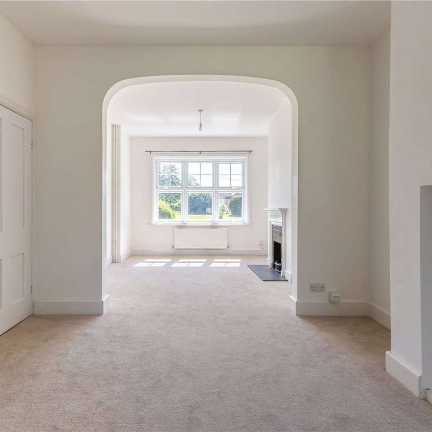 Traditional two-bedroom terraced cottage with great transport links - Photo 1
