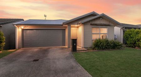 For Rent: Immaculate Four-Bedroom Family Home in Takanini - Photo 3