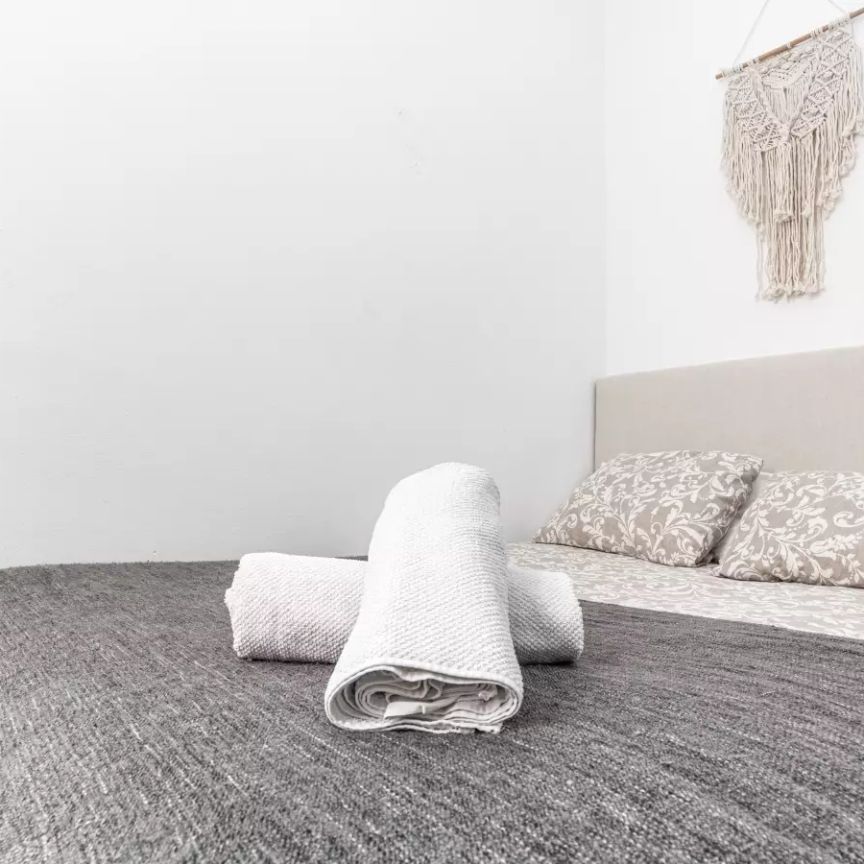 Room in a shared 8-bedroom apartment for rent in la Dreta de l'Eixample, only females. - Photo 1