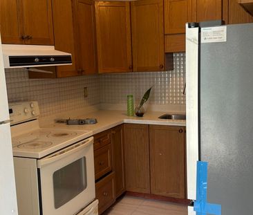 For Lease - 7 Moffatt Court, Toronto, Ontario - Photo 5