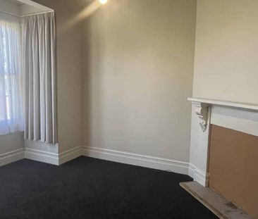 Student Rentals - Four Bedrooms - Centrally Located - Photo 4