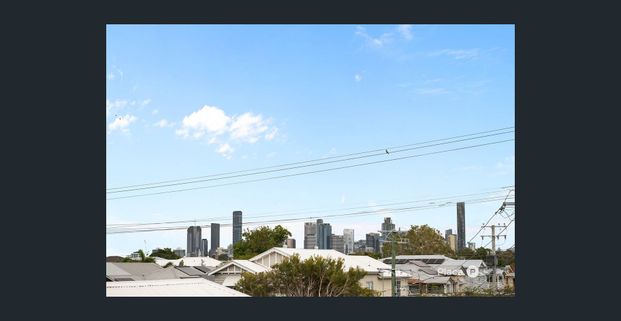 Top-Floor Apartment with City Views in a Boutique Complex of Eight - Photo 1